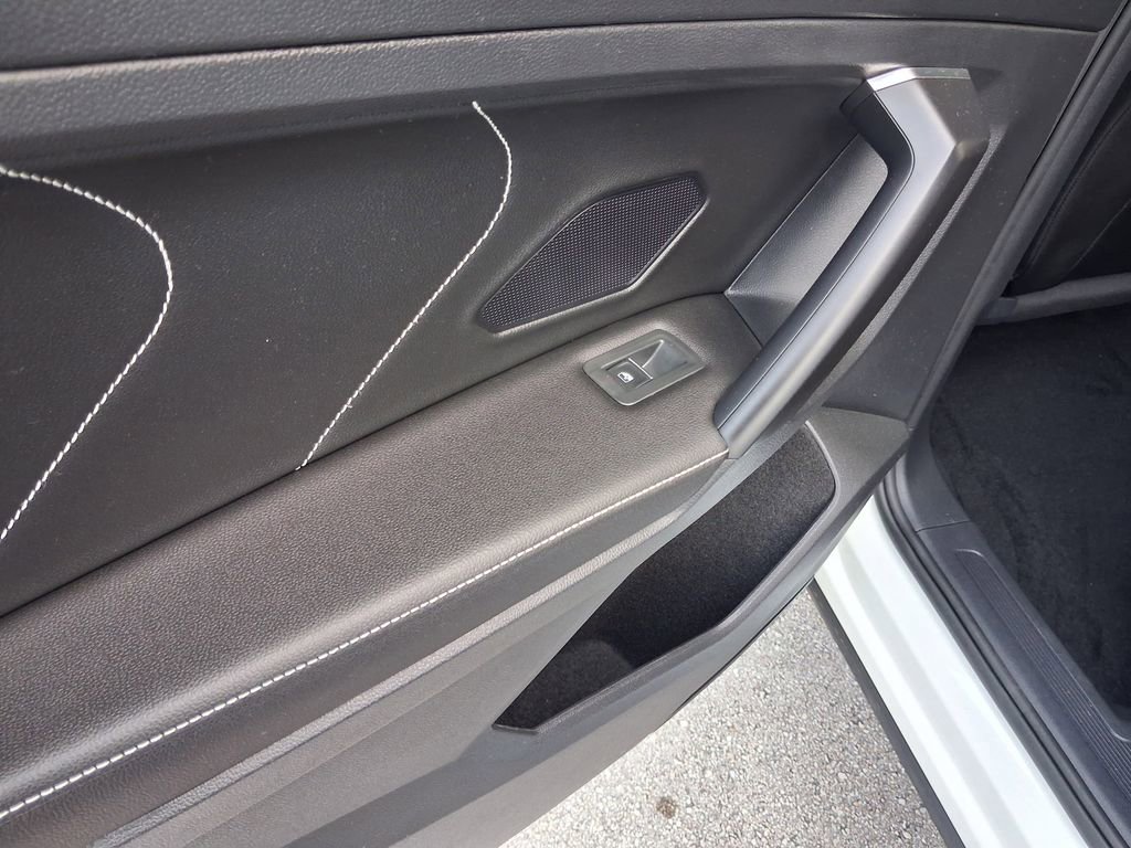 Used 2023 Volkswagen Tiguan SE FWD image 12