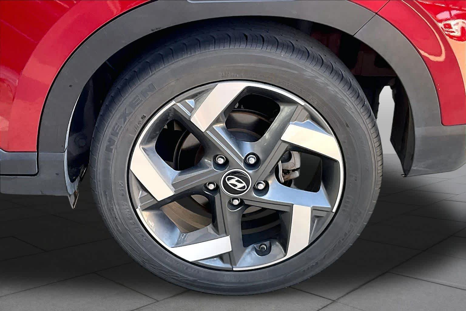 Used 2023 Hyundai Venue SEL w/ Cargo Package FWD image 9