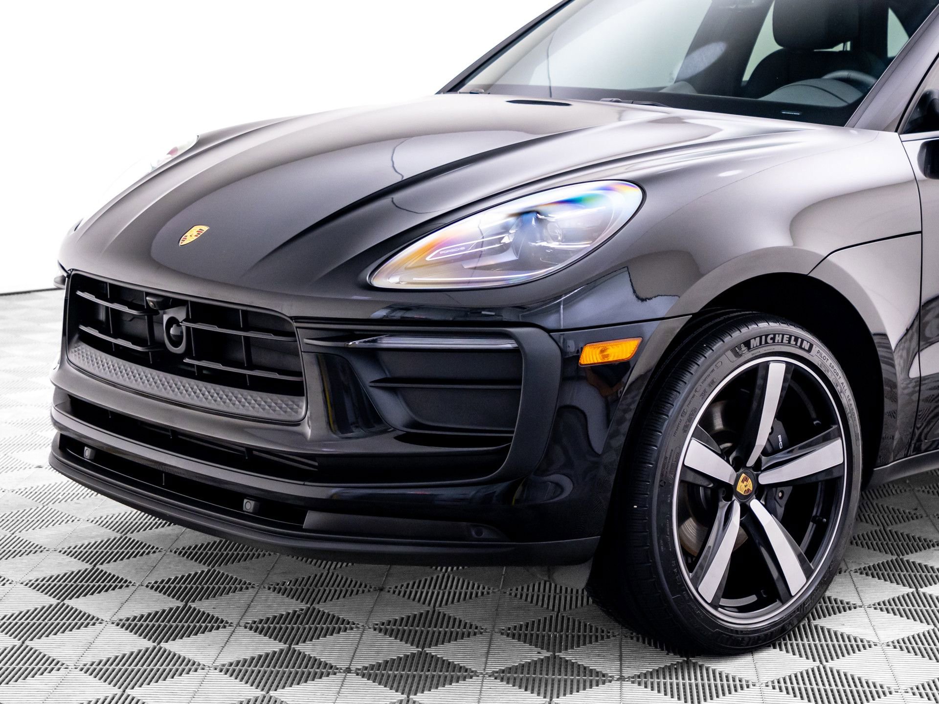Certified 2025 Porsche Macan AWD/4WD image 38