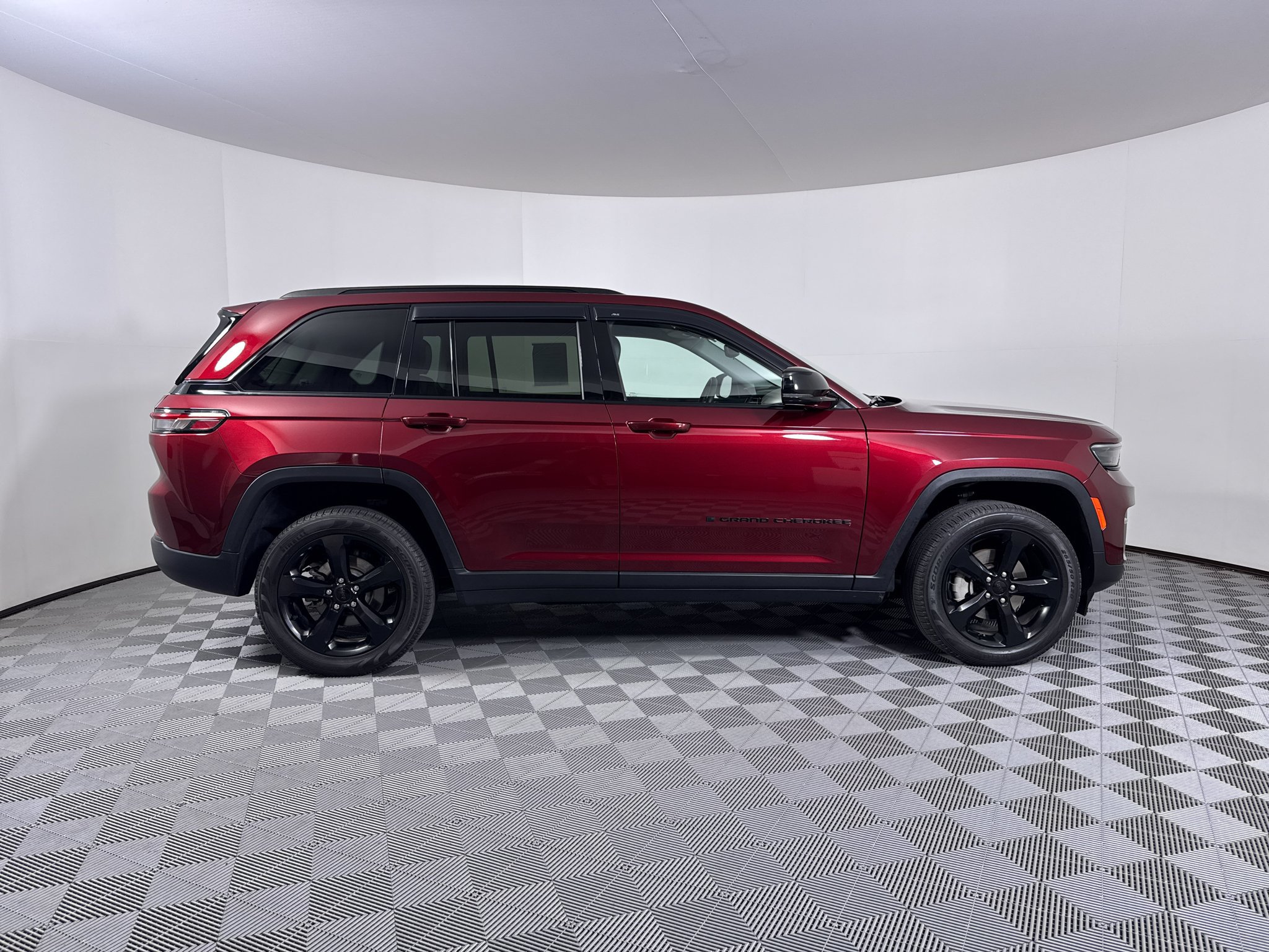 Used 2023 Jeep Grand Cherokee Limited w/ Black Appearance Package AWD/4WD image 15