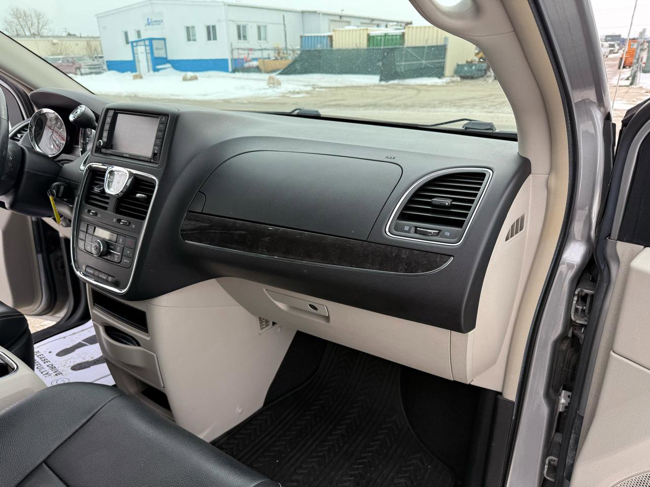 Used 2015 Chrysler Town & Country Touring w/ Driver Convenience Group image 30