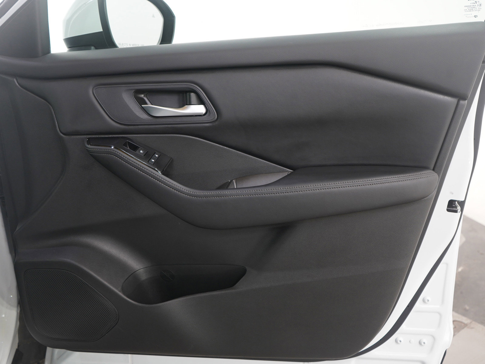 Used 2025 Nissan Rogue SV image 12