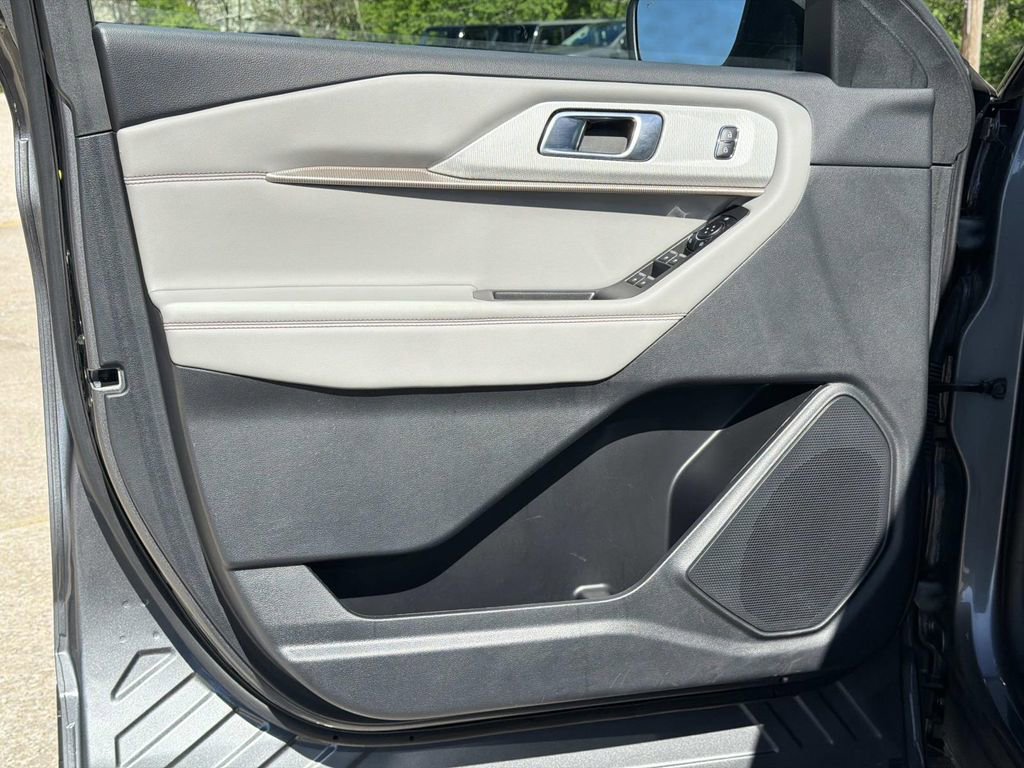 Used 2025 Ford Explorer Active w/ Active Comfort Package image 19