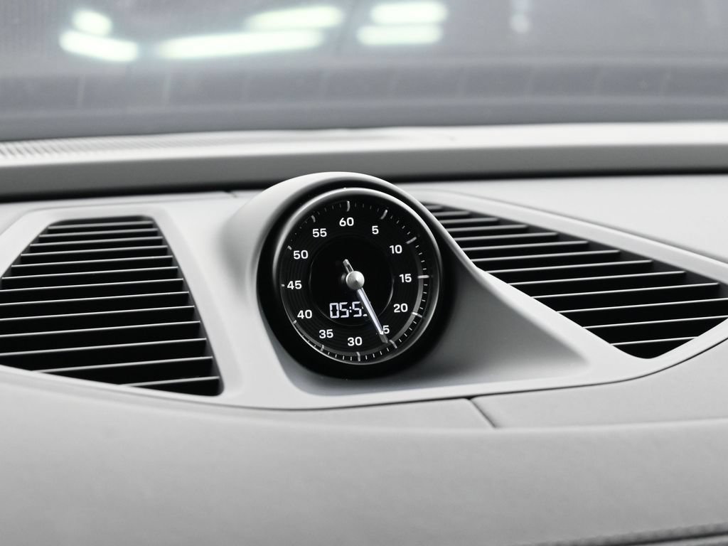 Certified 2025 Porsche Macan Electric RWD image 10