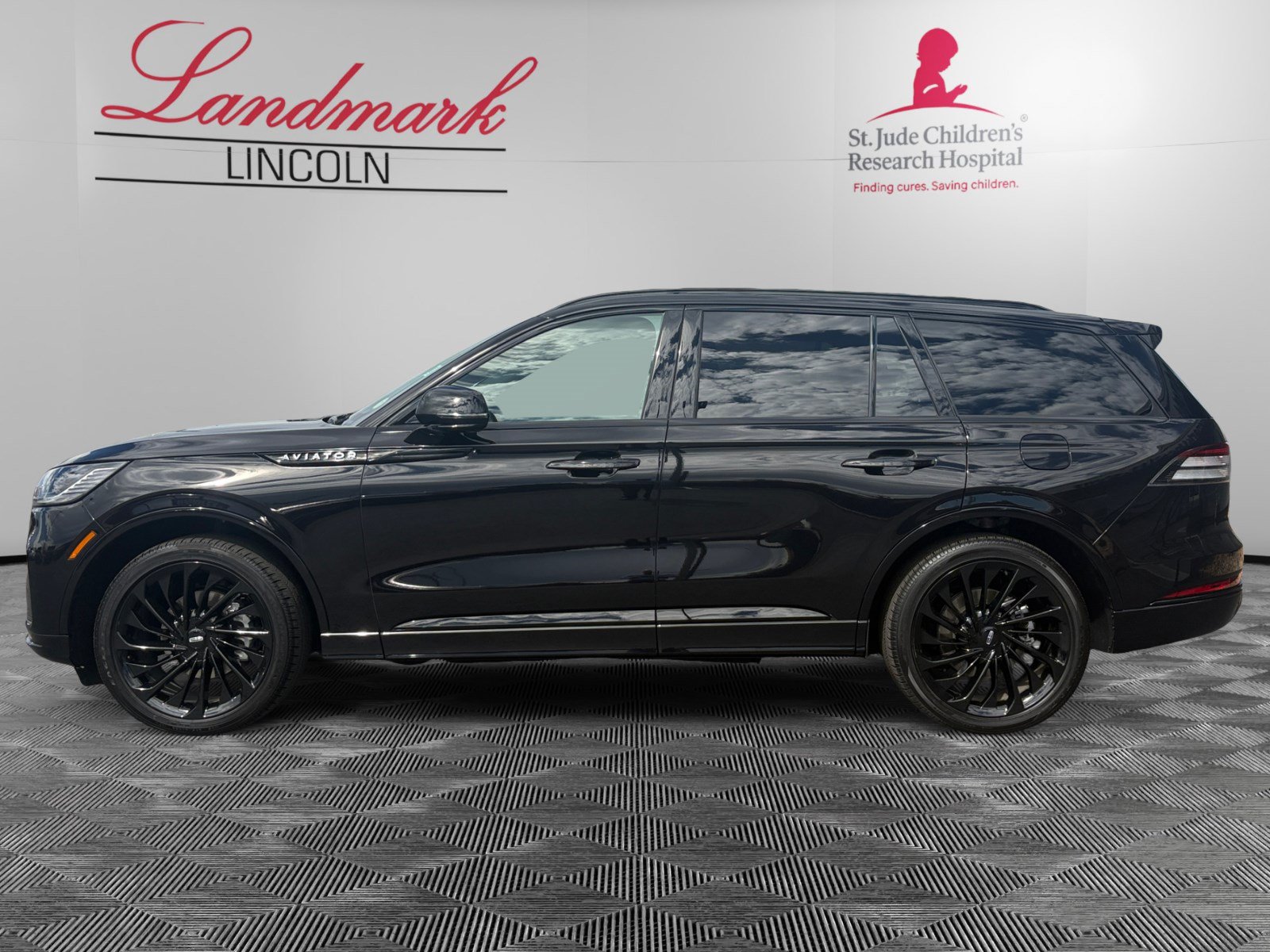 Certified 2026 Lincoln Aviator Reserve w/ Jet Appearance Package AWD/4WD image 2