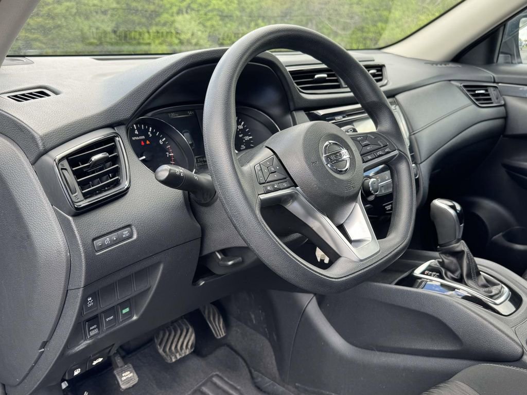 Used 2017 Nissan Rogue S AWD/4WD image 3