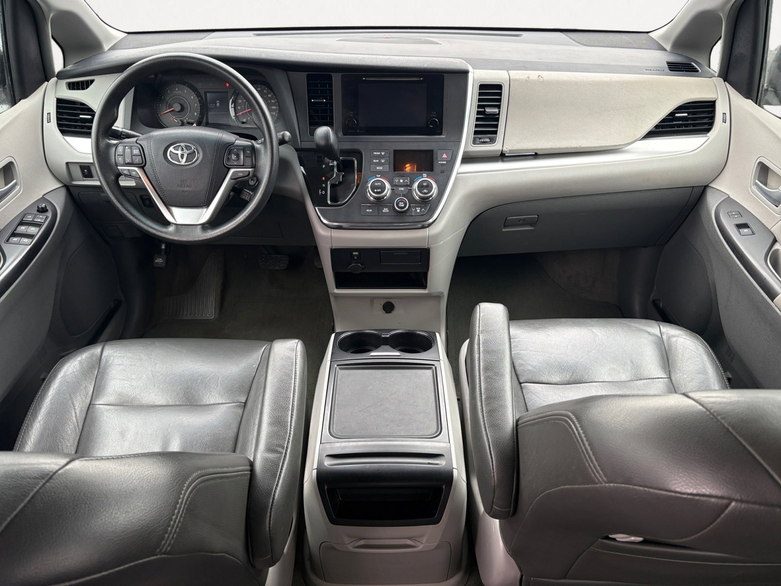 Used 2015 Toyota Sienna LE image 4