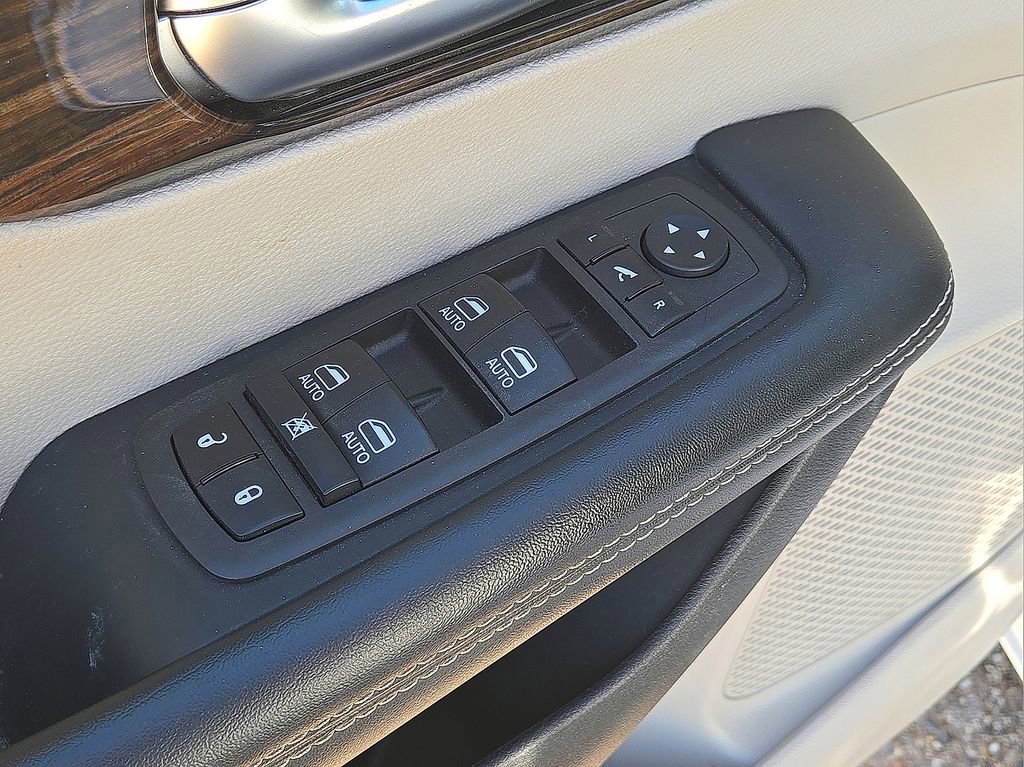 Used 2023 Chrysler Pacifica Limited image 23