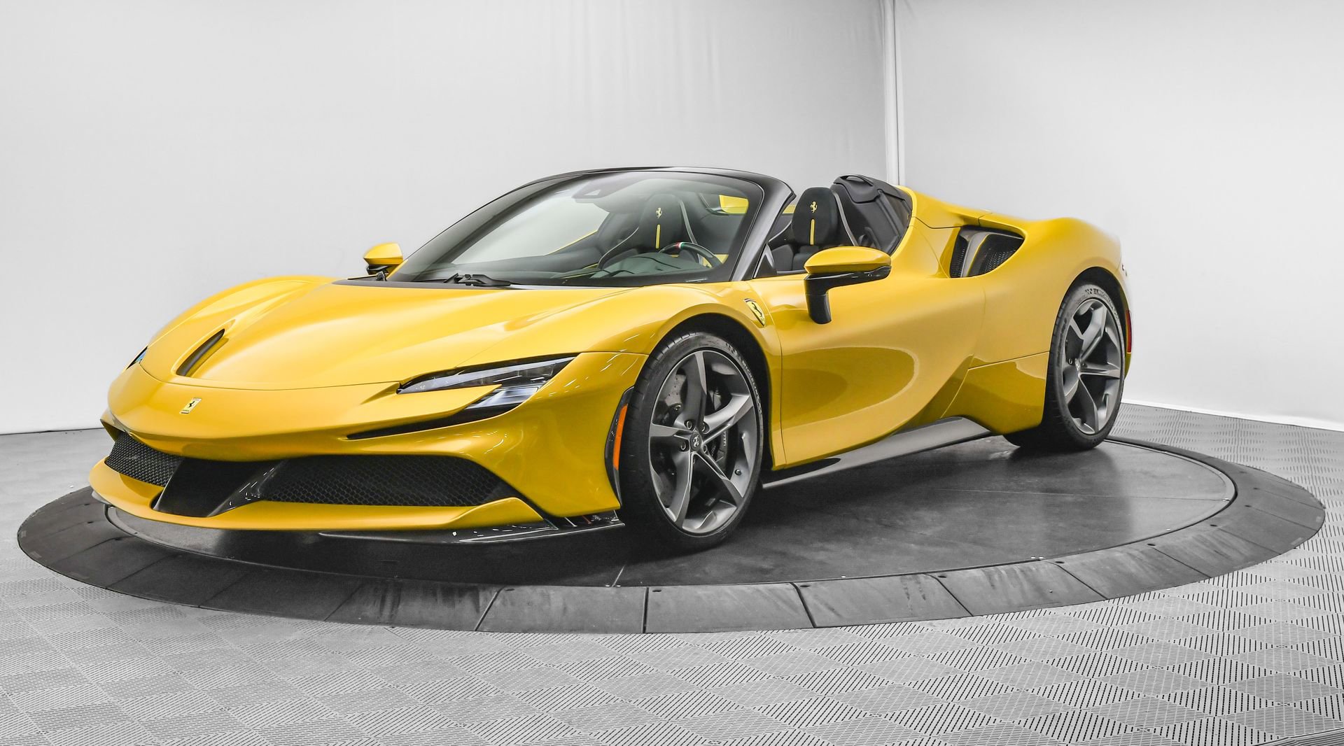 Used 2022 Ferrari SF90 Spider image 3