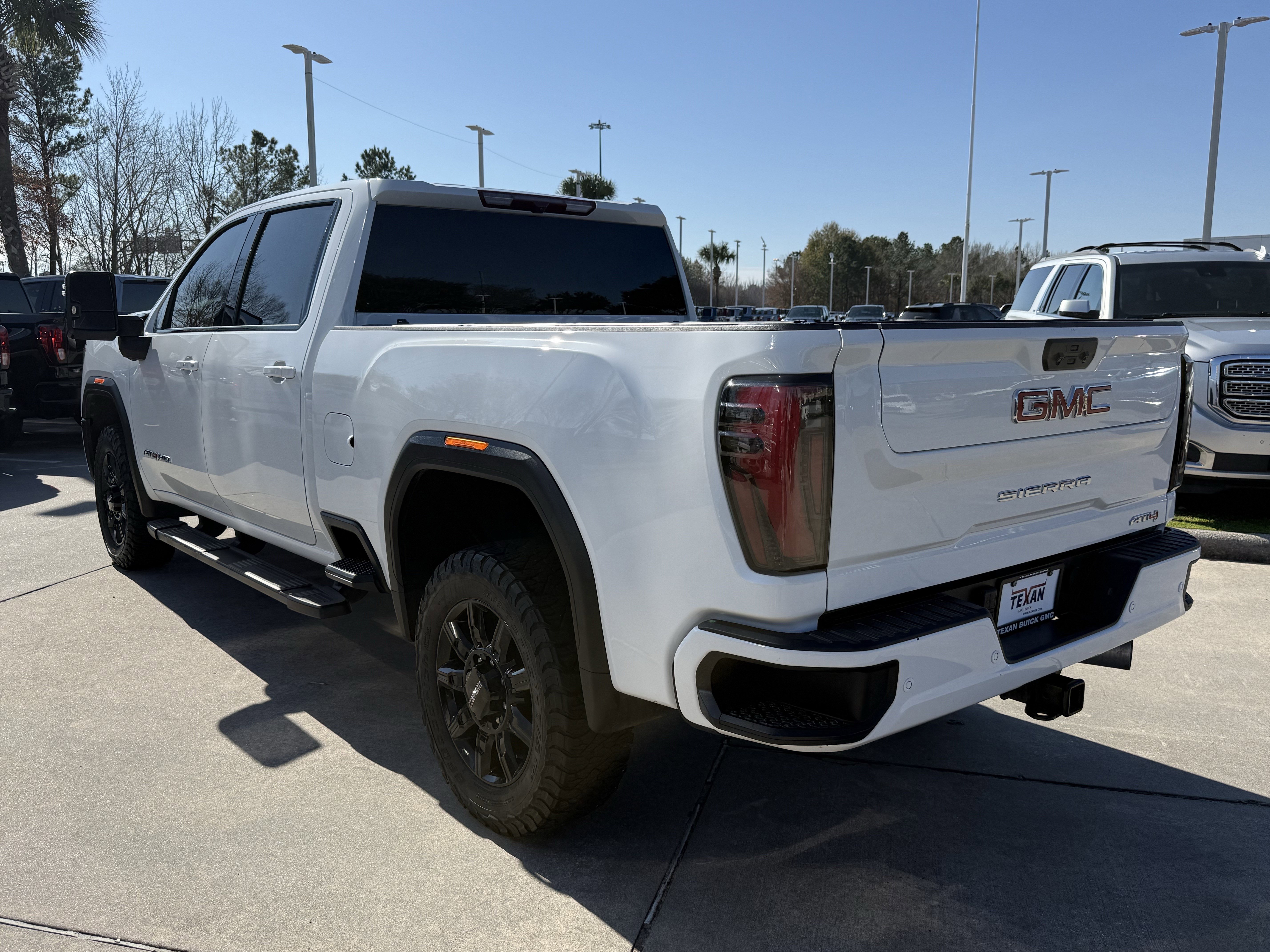 Used 2024 GMC Sierra 2500 AT4 image 6
