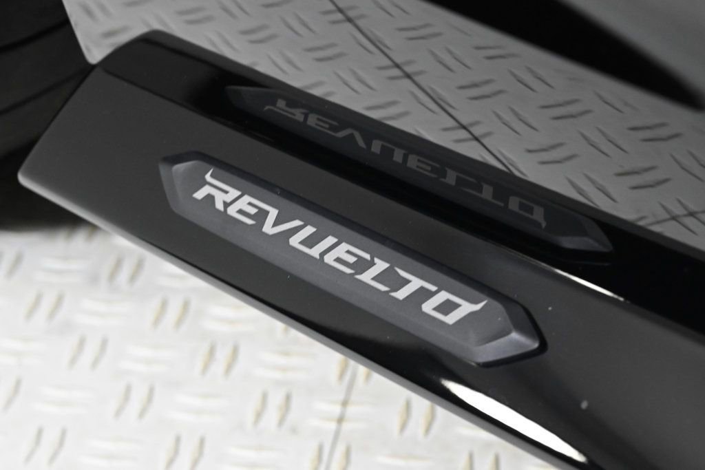 Used 2024 Lamborghini Revuelto image 30