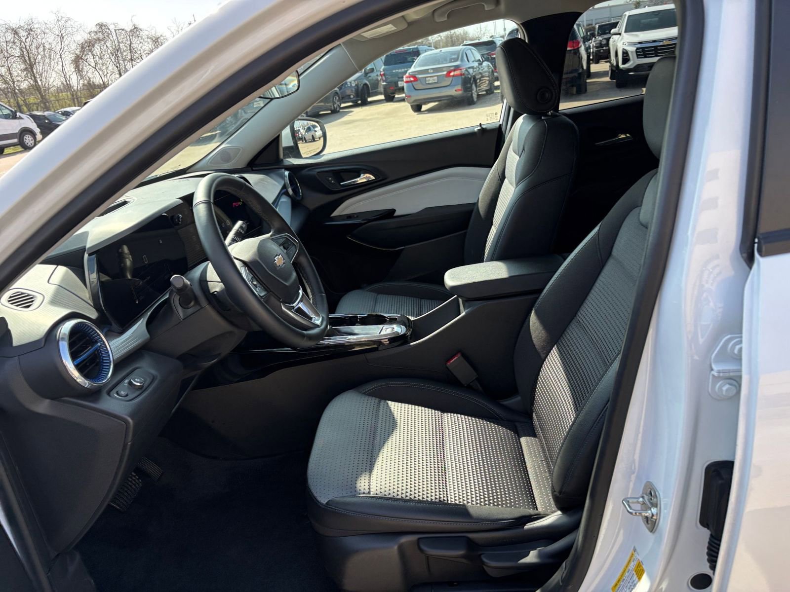 Used 2025 Chevrolet Trax LT w/ LT Convenience Package FWD image 25