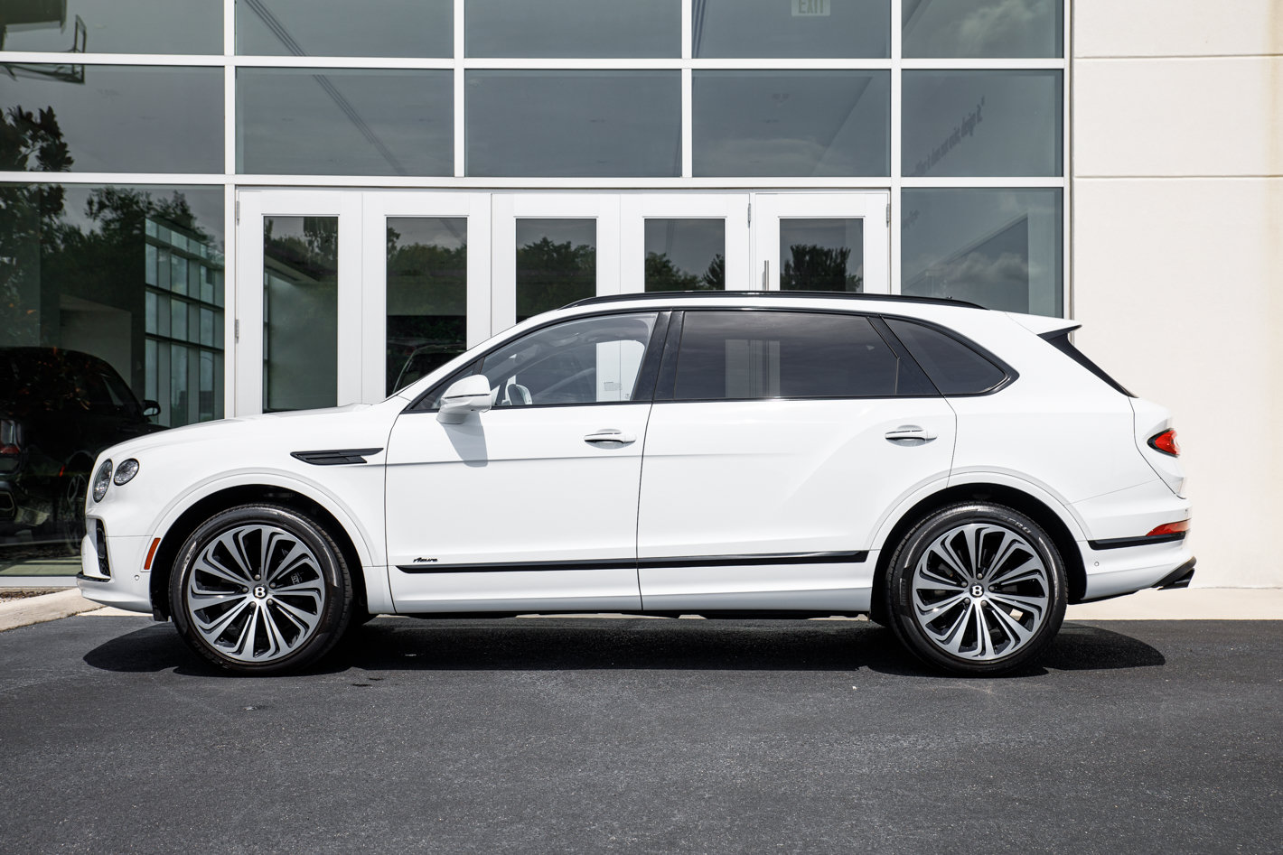 Used 2023 Bentley Bentayga Extended Wheelbase AWD/4WD image 5