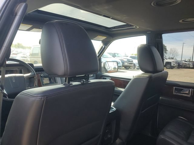 Used 2014 Lincoln Navigator L 4WD image 9
