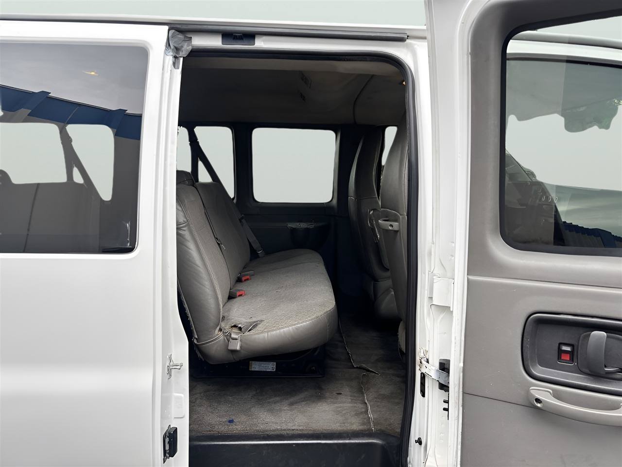 Used 2016 Chevrolet Express 3500 LT w/ LT Preferred Equipment Group RWD image 18