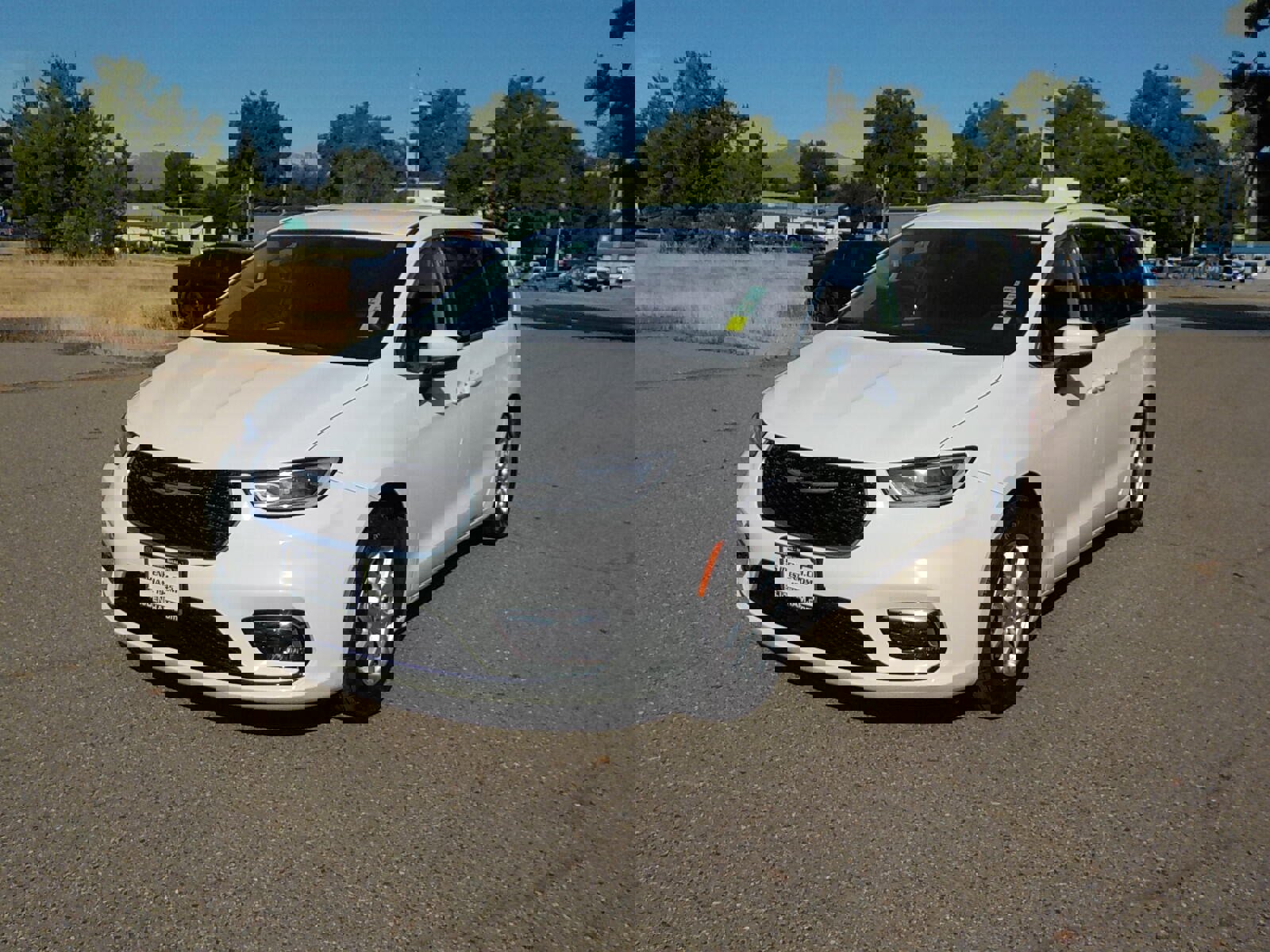 Used 2023 Chrysler Pacifica Touring-L image 1