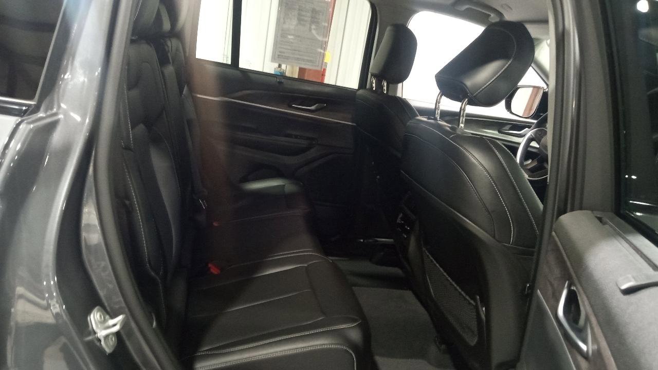 Used 2023 Jeep Grand Cherokee Limited w/ Luxury Tech Group II image 4