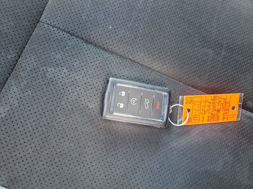 Used 2024 Jeep Grand Cherokee Altitude image 27