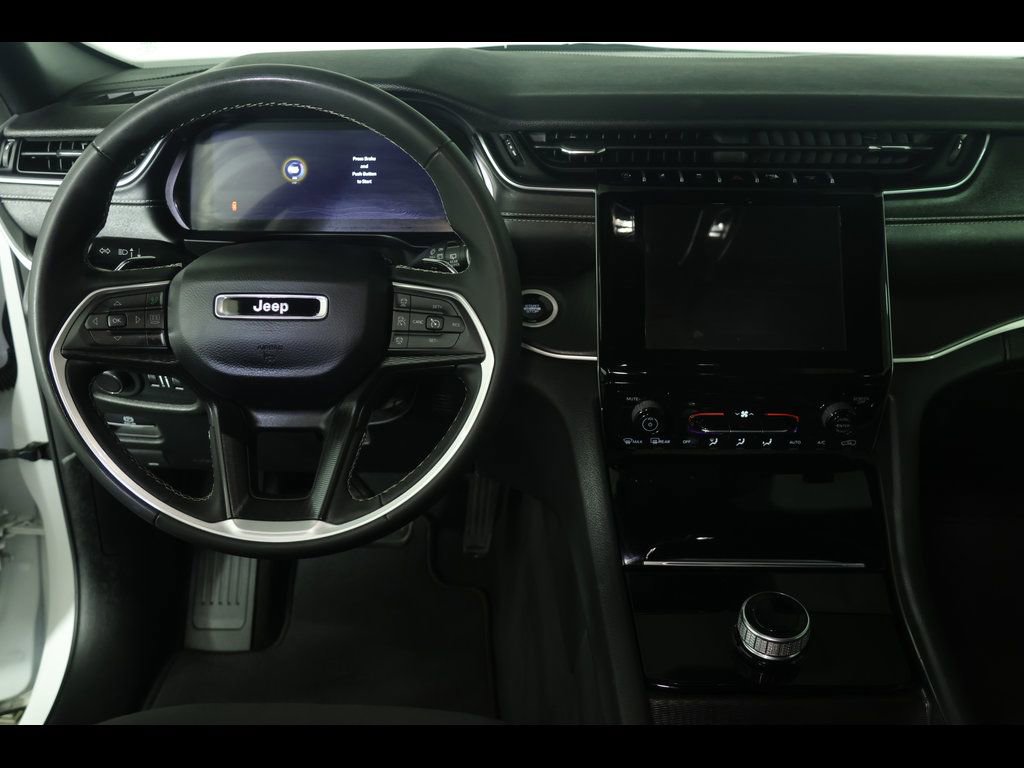 Used 2024 Jeep Grand Cherokee Laredo image 13