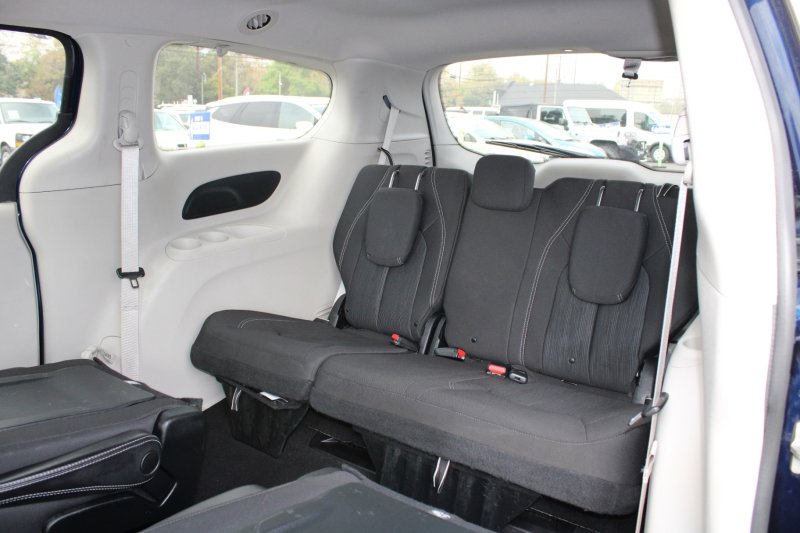 Used 2020 Chrysler Voyager LX image 12