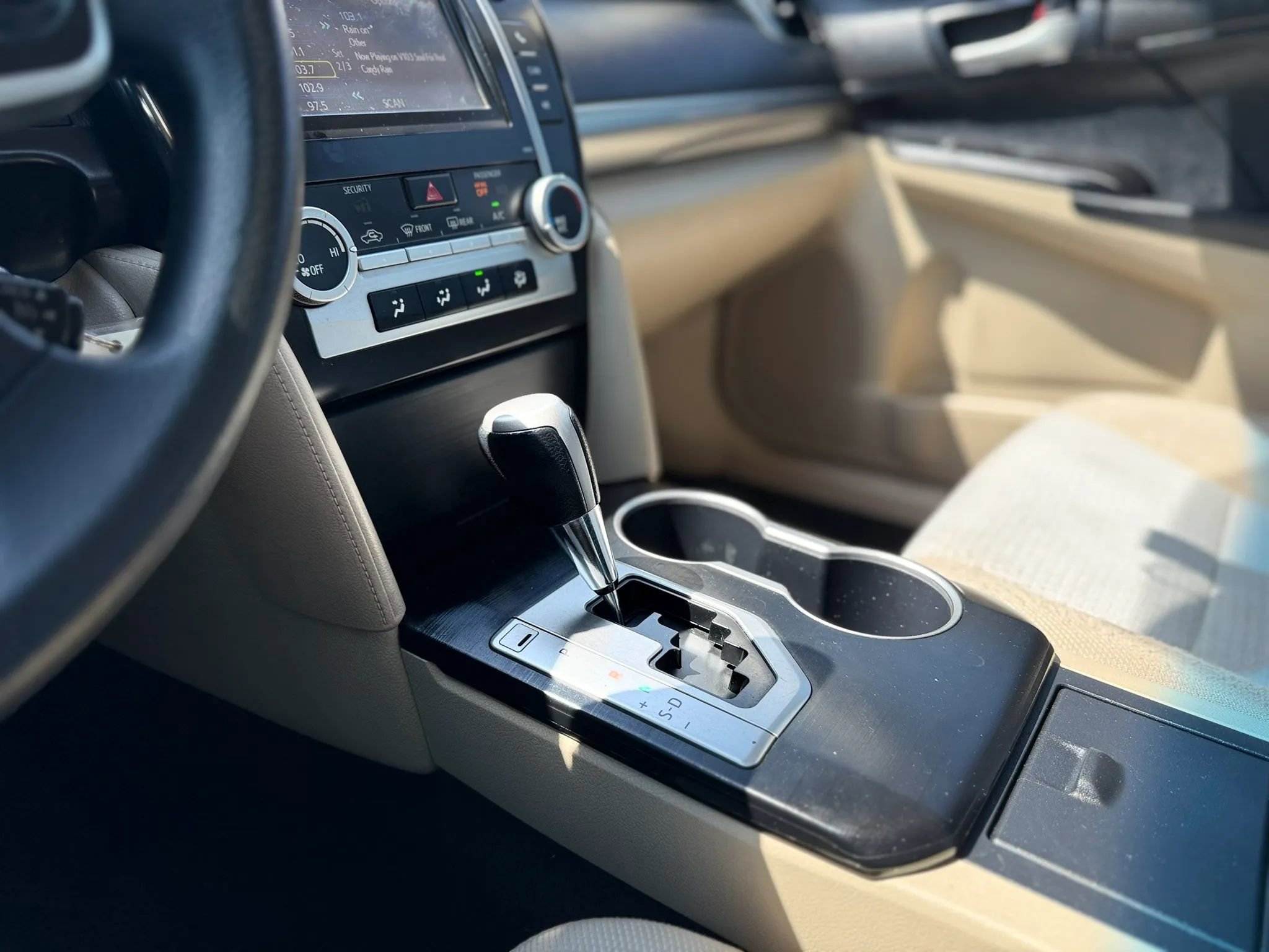 Used 2012 Toyota Camry LE FWD image 25