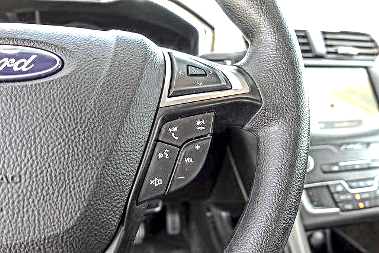 Used 2020 Ford Fusion SE FWD image 15