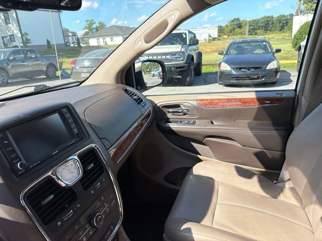 Used 2011 Chrysler Town & Country Limited FWD image 41