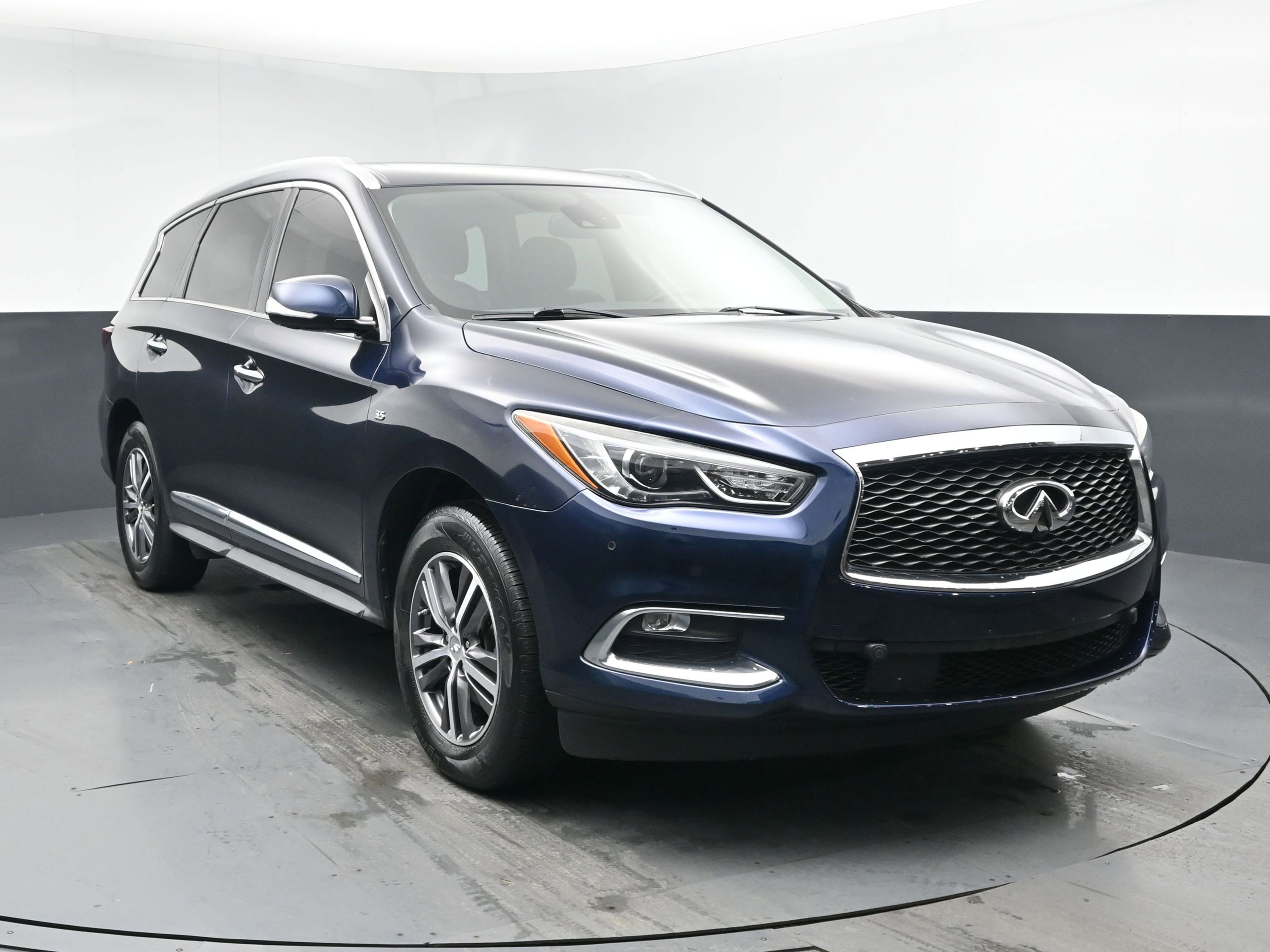 Used 2019 INFINITI QX60 Luxe w/ Essential Package image 2