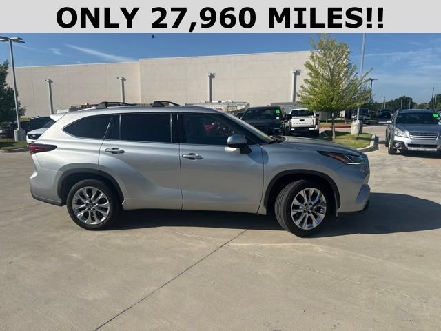 Used 2023 Toyota Highlander Limited FWD image 2
