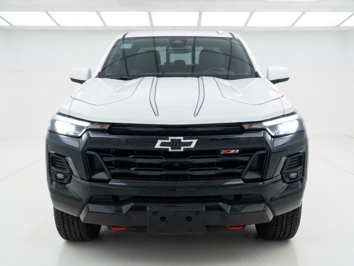 Used 2023 Chevrolet Colorado Z71 w/ Z71 Convenience Package 2 AWD/4WD image 2