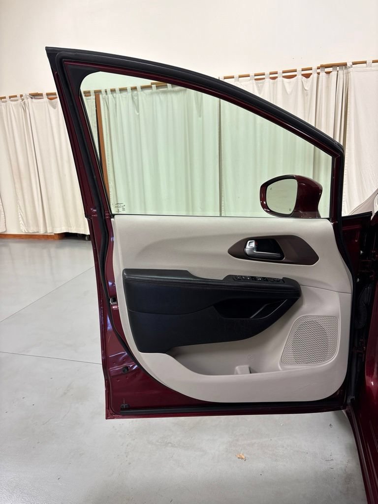 Used 2019 Chrysler Pacifica Touring-L FWD image 17