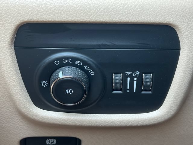 Used 2023 Jeep Grand Cherokee Limited AWD/4WD image 19