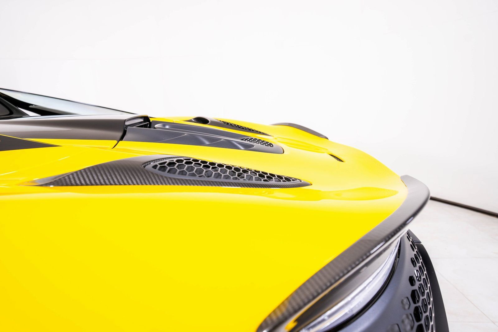 Used 2025 McLaren Artura Spider image 14