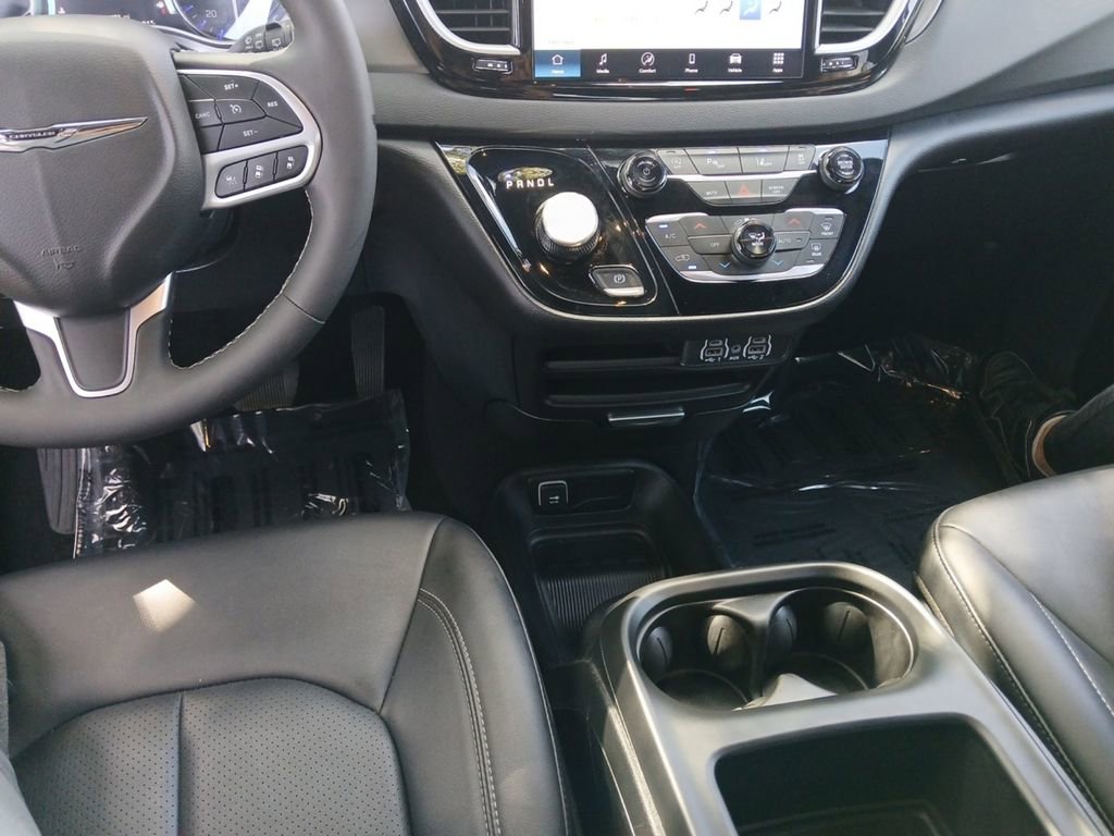 Used 2025 Chrysler Pacifica Select FWD image 15