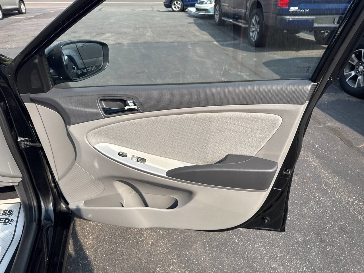 Used 2012 Hyundai Accent SE image 23