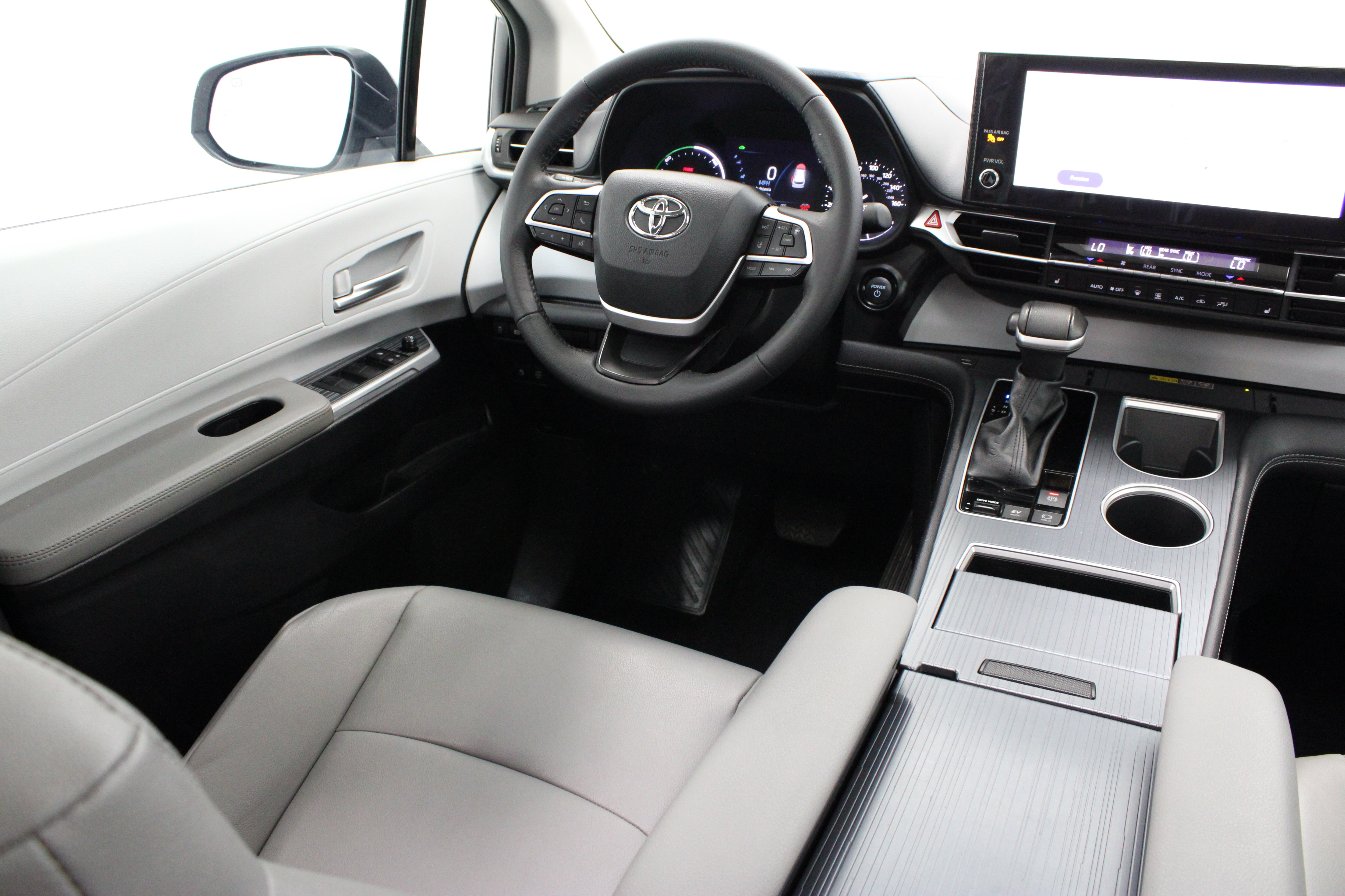 Used 2025 Toyota Sienna XLE FWD image 32