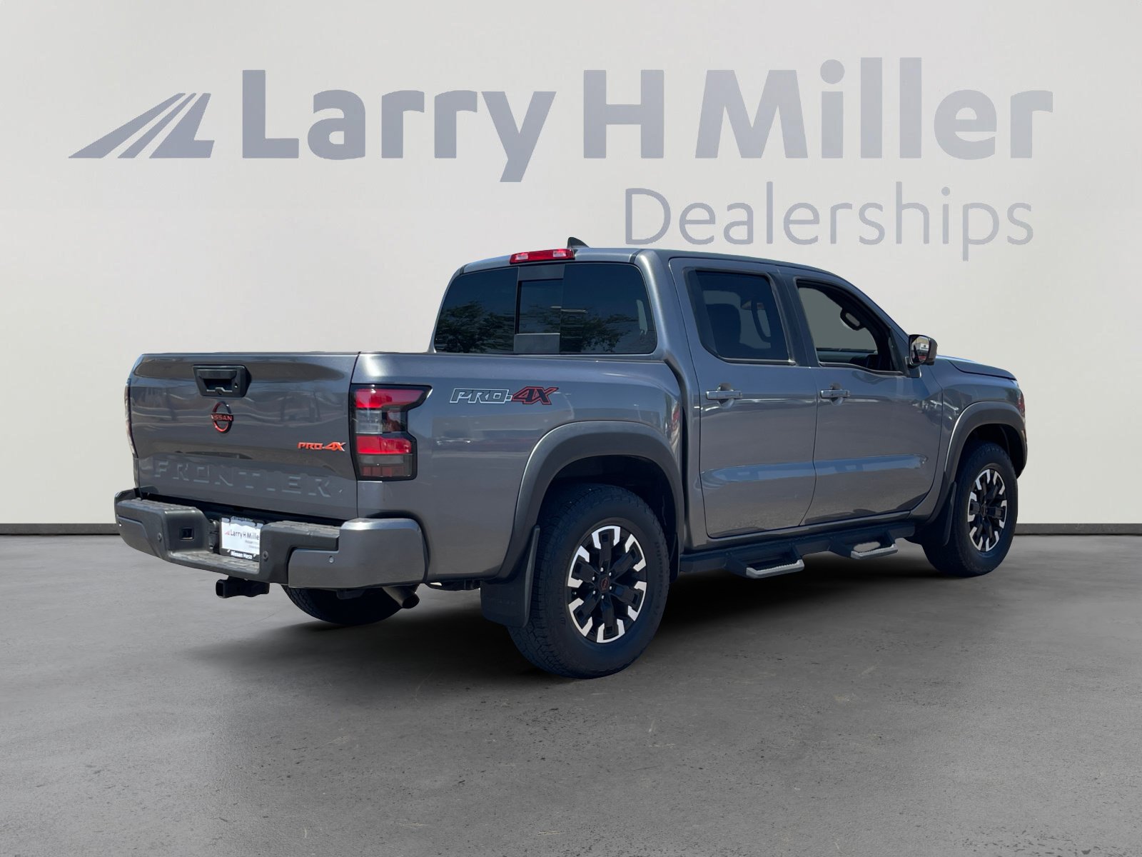 Used 2023 Nissan Frontier PRO-4X w/ Pro Convenience Package AWD/4WD image 6