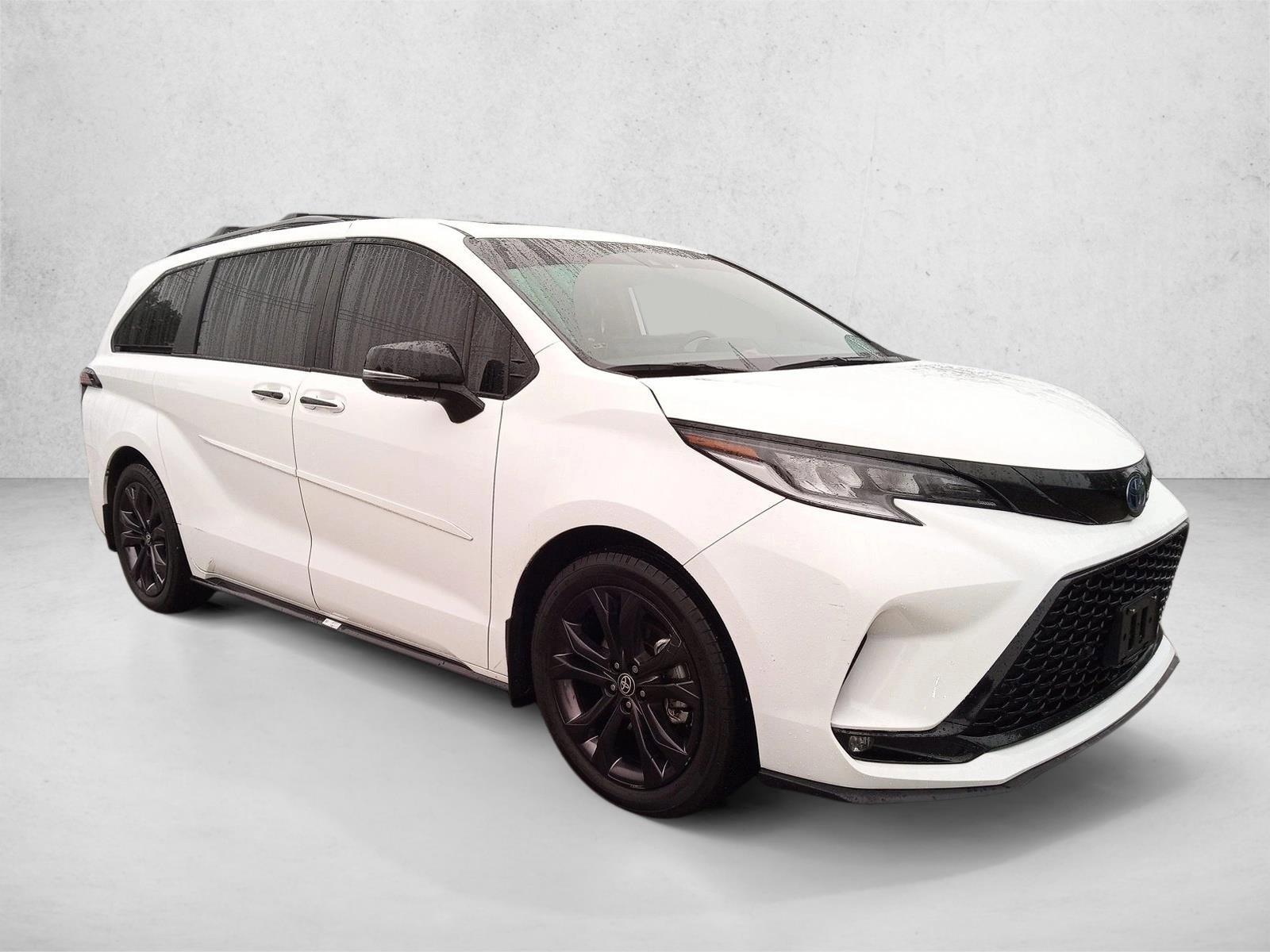 Used 2025 Toyota Sienna XSE w/ XSE Premium Package FWD image 3