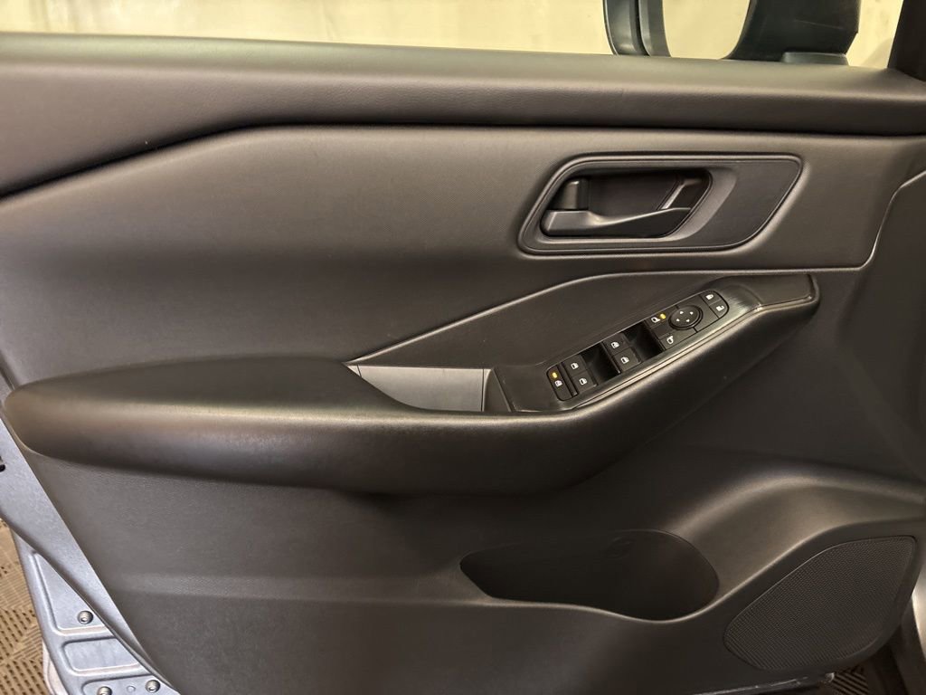 Used 2024 Nissan Rogue S image 10