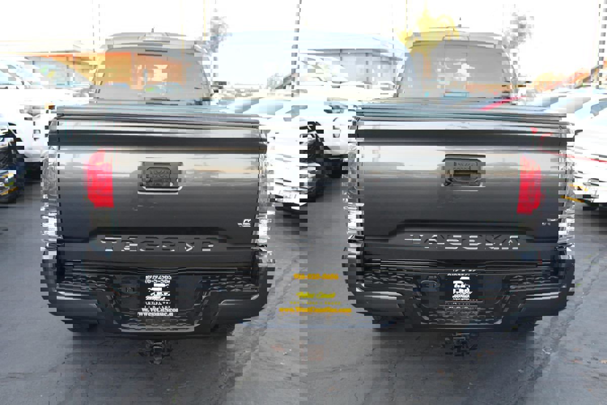 Used 2017 Toyota Tacoma Limited image 6