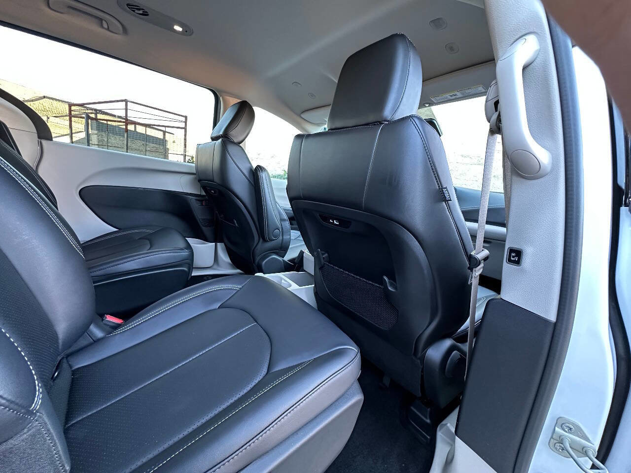 Used 2024 Chrysler Pacifica Limited FWD image 24