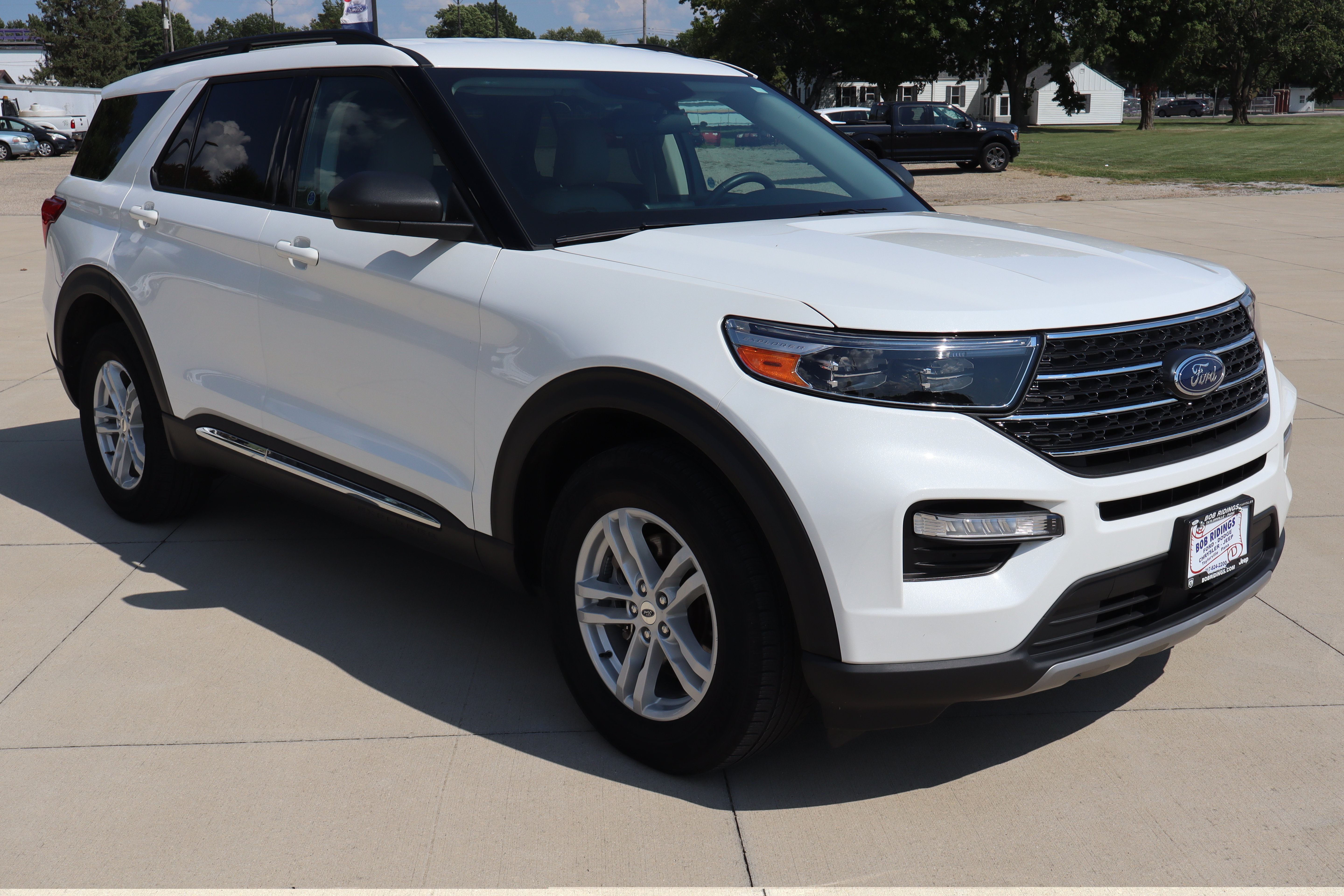 Used 2024 Ford Explorer XLT w/ Equipment Group 202A AWD/4WD image 3