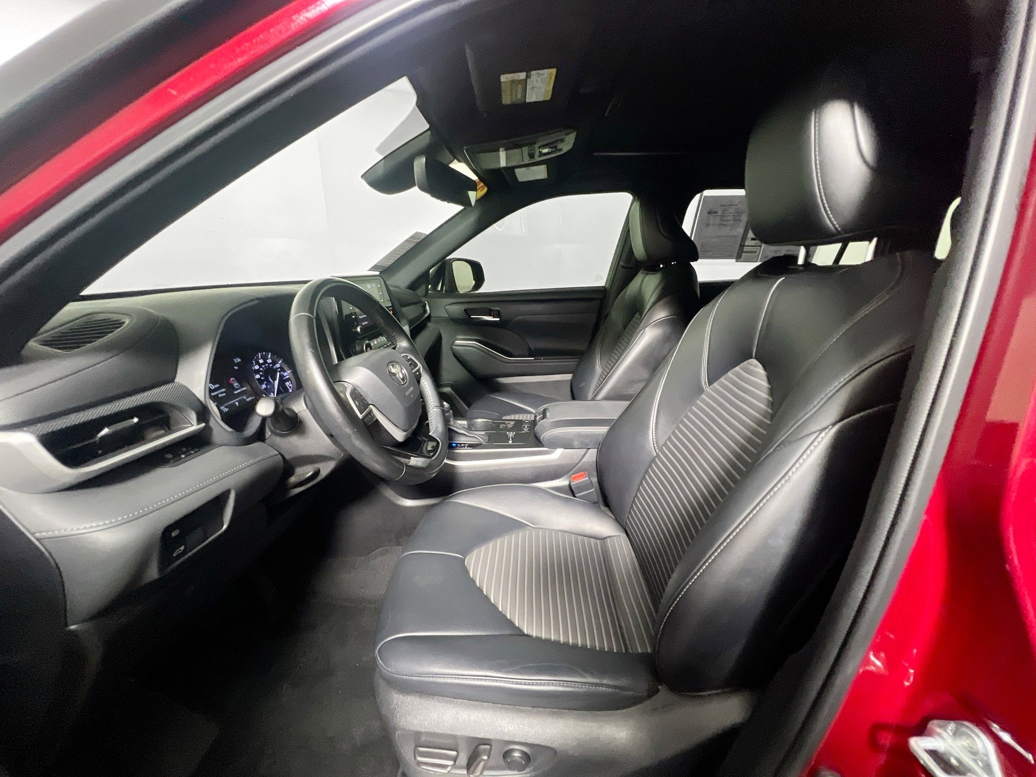 Used 2022 Toyota Highlander XSE FWD image 14