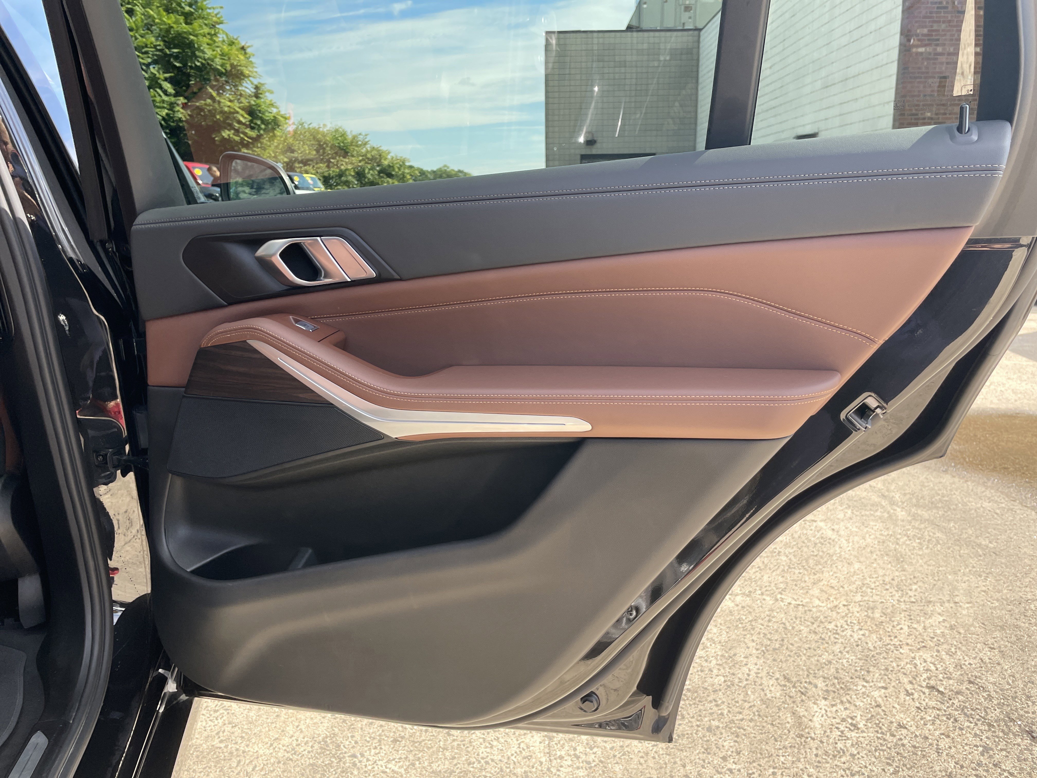 Used 2023 BMW X7 xDrive40i w/ Parking Assistance Package image 19