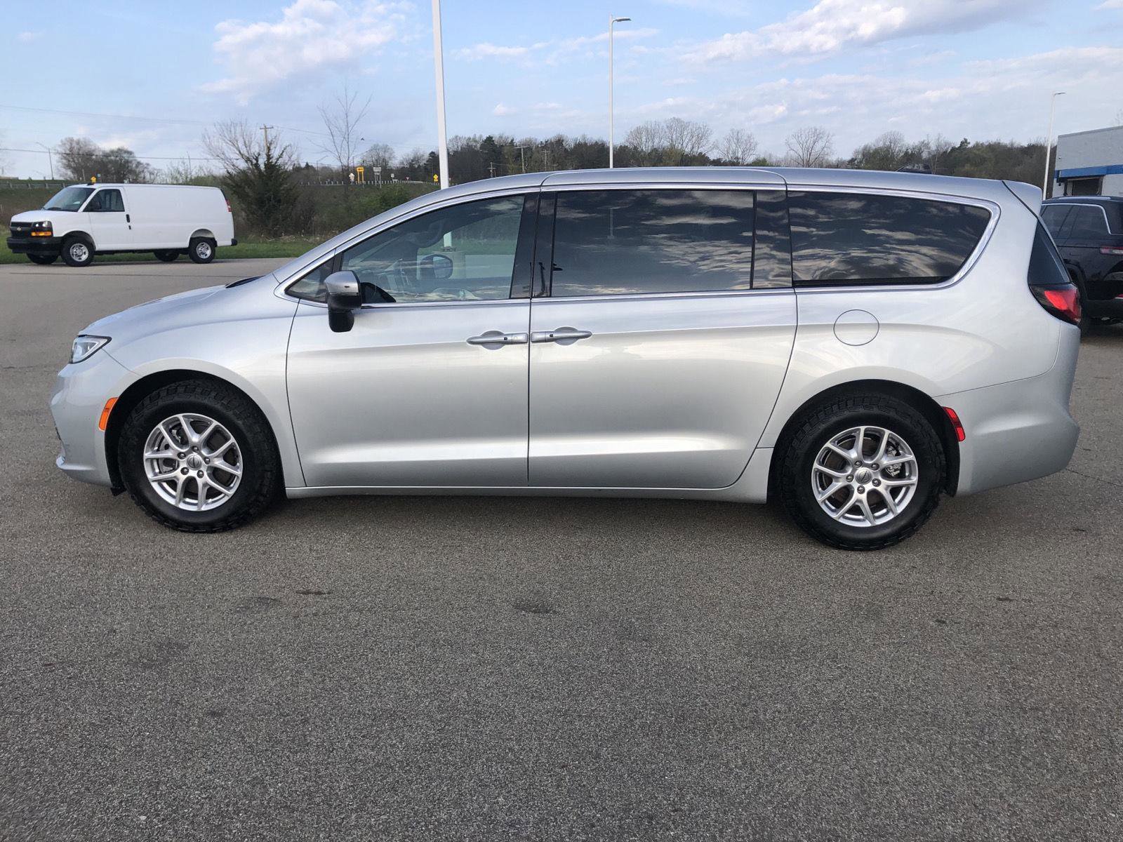 Used 2023 Chrysler Pacifica Touring FWD image 2