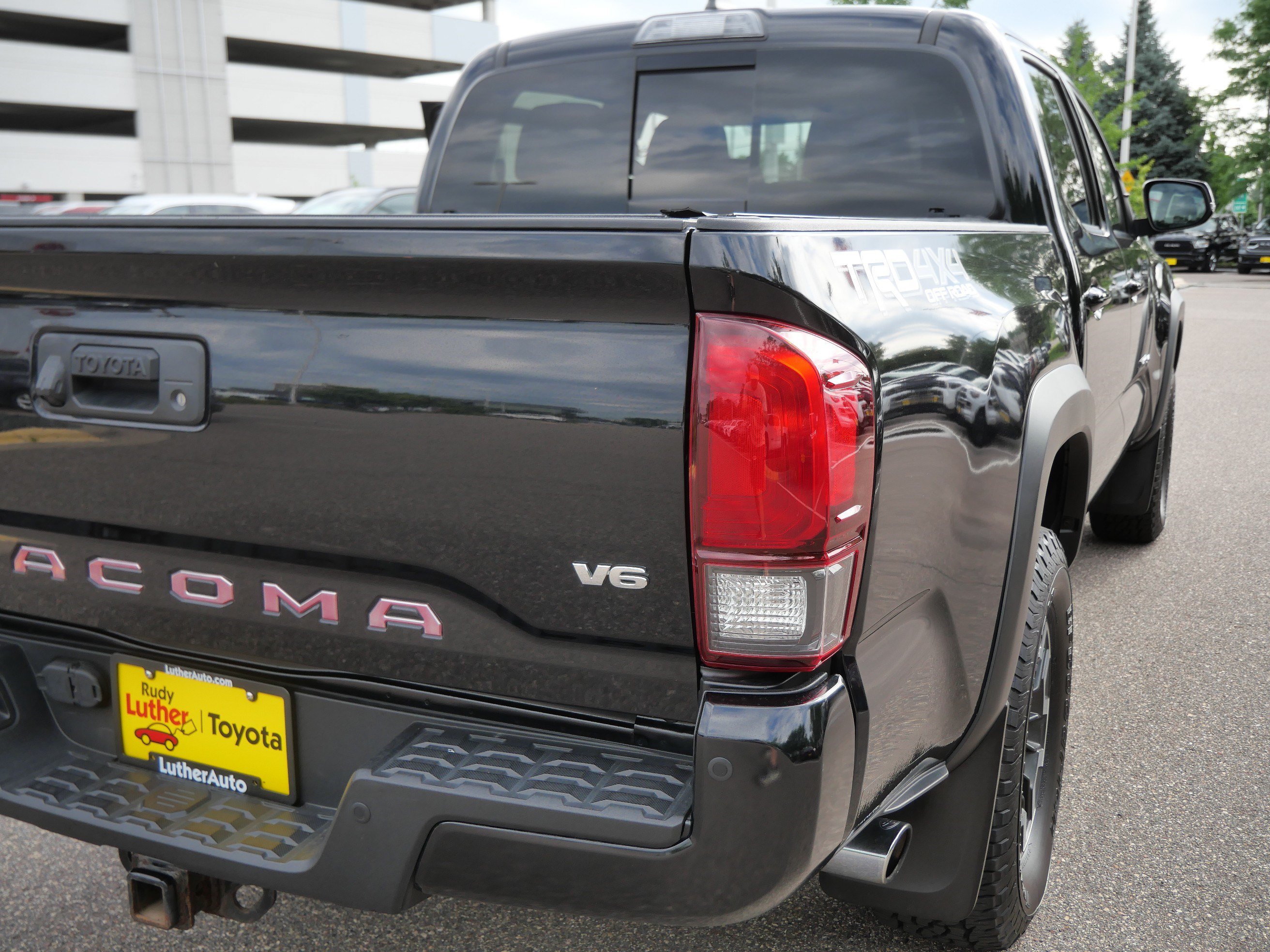 Certified 2018 Toyota Tacoma TRD Off-Road AWD/4WD image 17
