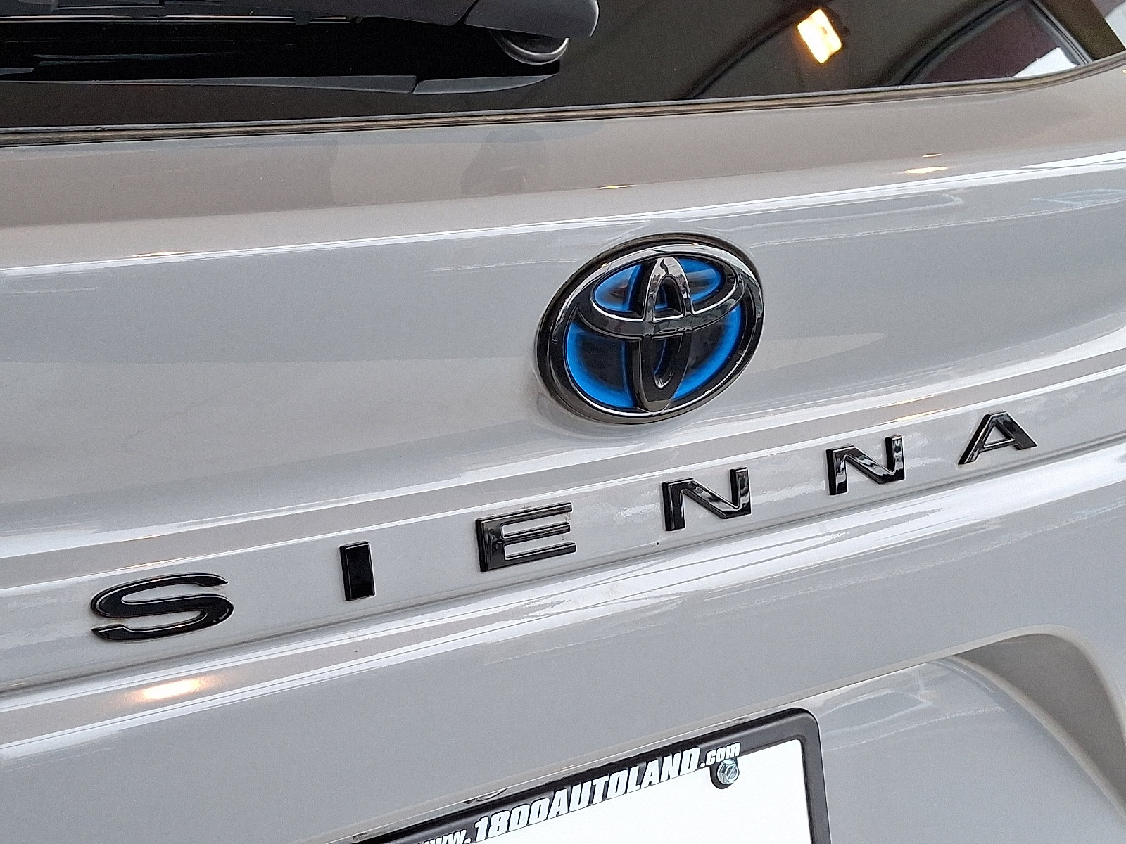 Certified 2023 Toyota Sienna XLE Woodland Edition image 30