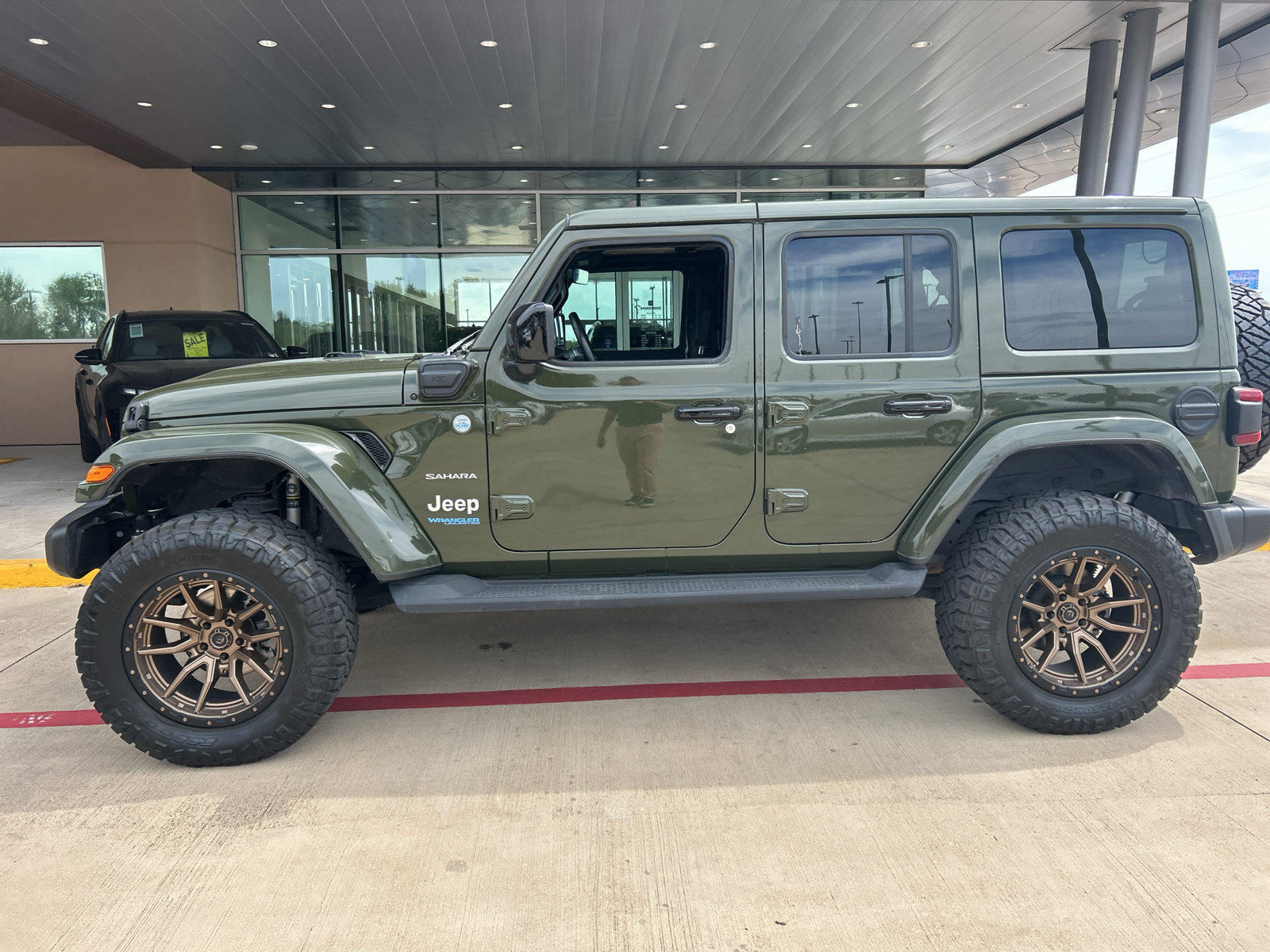 Used 2022 Jeep Wrangler Unlimited Sahara w/ Cold Weather Group AWD/4WD image 9