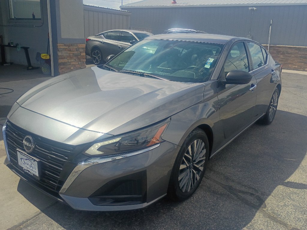 Used 2024 Nissan Altima 2.5 SV FWD image 2