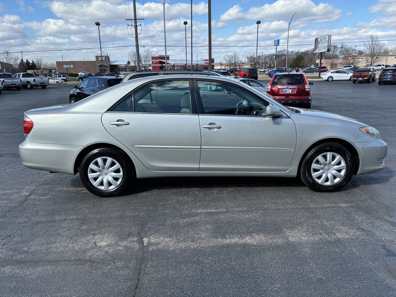 Used 2005 Toyota Camry LE FWD image 2